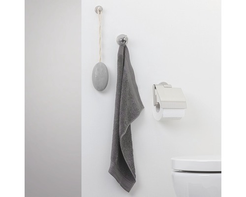 Badezimmer Wand mit Handtuch, Seife und Toilettenpapierspender