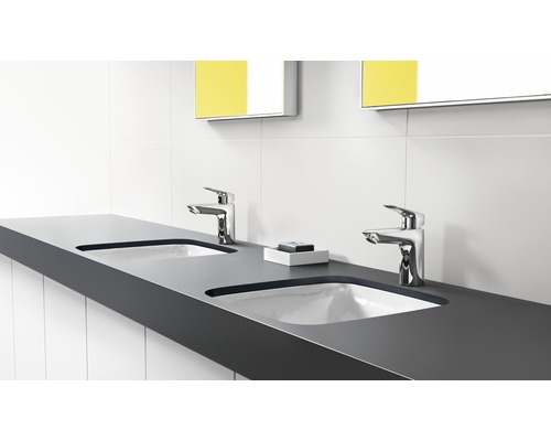 Badezimmer mit Waschtisch, zwei Waschbecken und Armaturen