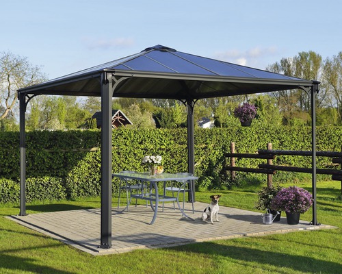 Pavillon Palram – Canopia Palermo 3600 360 x 360 cm anthrazit Quadratischer Pavillon mit Tisch und Stühlen auf einer Terrasse mit Hund