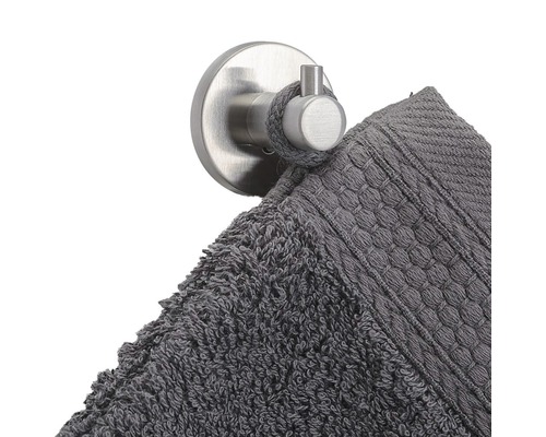 Handtuchhaken mit grauem Handtuch