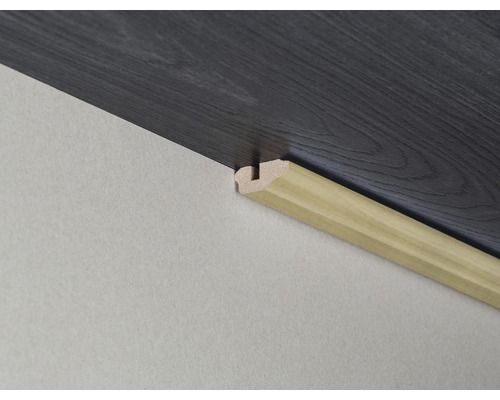 Sockelleiste aus Holz zwischen Wand und Boden