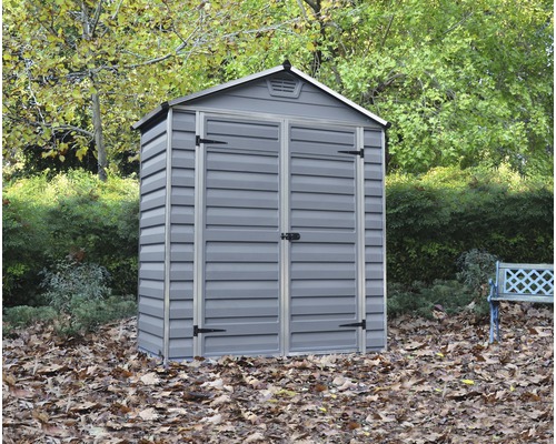 Gartenschrank aus Kunststoff mit Doppeltür vor Gartenszene