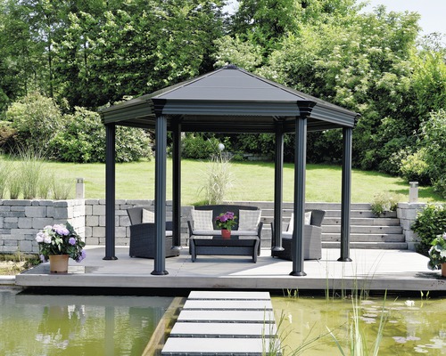 Pavillon Palram – Canopia Gazebo Roma 359 x 359 cm anthrazit Gartenszene mit Pavillon, Sitzgruppe und Teich