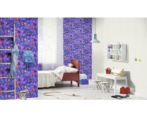 Kinderzimmer mit Galaxie-Tapete, Bett, Schreibtisch und Spielsachen