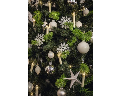 Geschmückter Weihnachtsbaum mit Kugeln, Schneeflocken, Kerzen und einem Stern