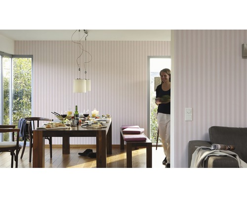 Esszimmer mit Esstisch, Stühlen, Bänken und gestreifter Tapete