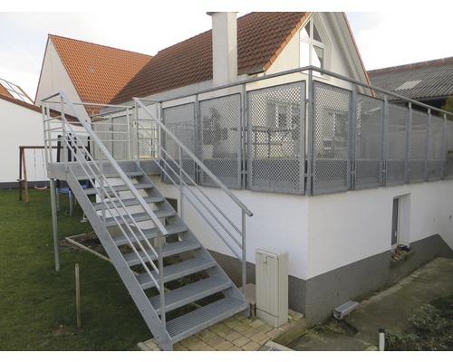 Außentreppe mit Geländer an einem Wohnhaus