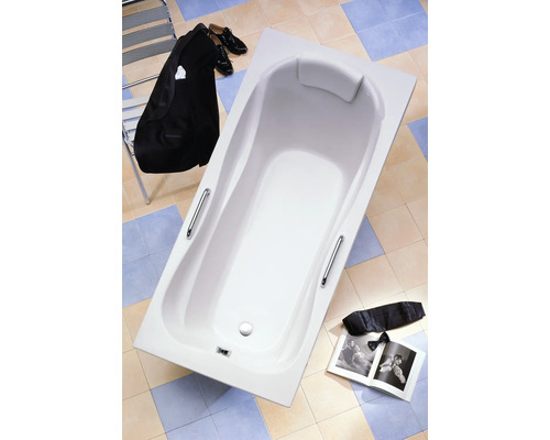 Weisse Badewanne mit Kopfstütze und Haltegriffen im Badezimmer.