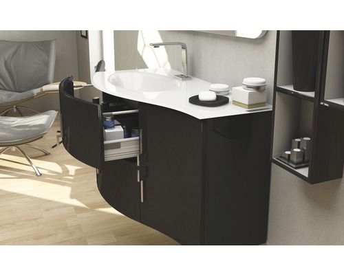 Badezimmer mit Waschbecken, Armatur, Unterschrank und Schublade.