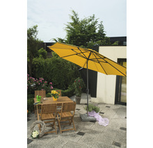 Gelber Sonnenschirm über einer Gartensitzgruppe aus Holz mit Tisch und Stühlen auf einer Terrasse