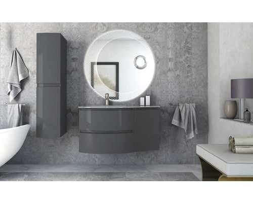 Badezimmer mit Waschtisch, Spiegelschrank und Hochschrank