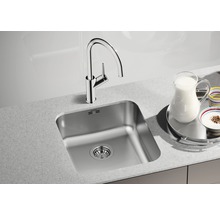 Spüle aus Edelstahl mit Wasserhahn auf einer Küchentheke