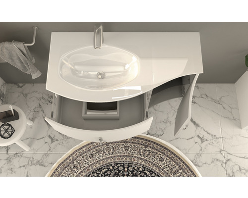 Badezimmer mit Waschbecken, offenem Unterschrank und rundem Teppich