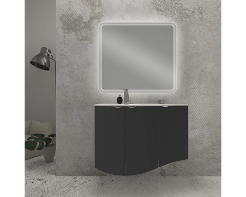 Badezimmer mit beleuchtetem Spiegel und Waschbeckenunterschrank