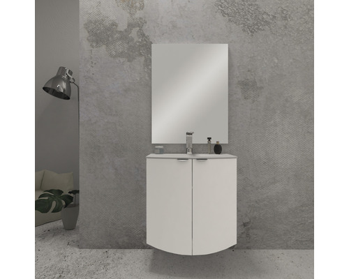Badezimmer mit Waschbeckenunterschrank, Spiegel und Armatur vor einer Wand
