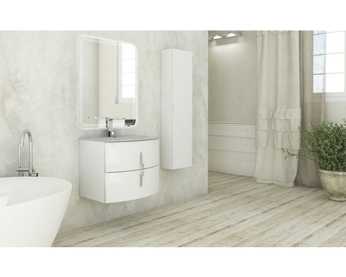 Badezimmer-Szene mit Waschtisch, Spiegel, Hochschrank und Badewanne in hellem Design.