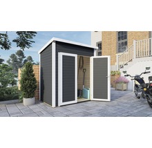 Gartenschrank mit geöffneten Türen auf einer Terrasse