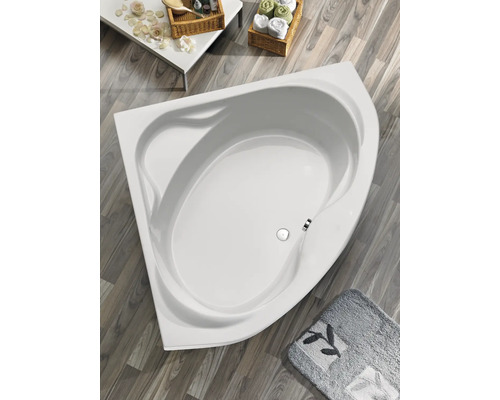Eckbadewanne im Badezimmer mit Badematte und Beistelltischen