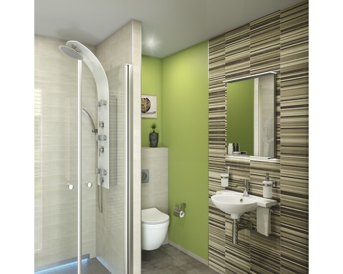 Helles Badezimmer mit Dusche, Waschbecken und Toilette