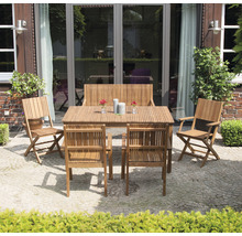 Gartenmöbel Set mit Tisch, Stühlen und Bank auf einer Terrasse