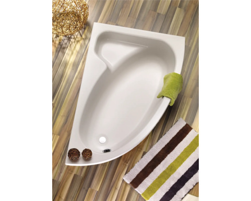 Eckbadewanne im Badezimmer mit Badematte und Dekoration