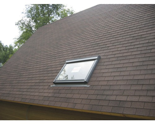 Dachfenster auf einem Dach mit Bitumenschindeln