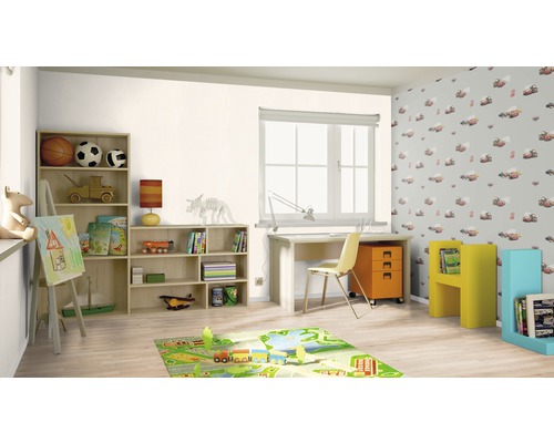 Kindgerechtes Zimmer mit Möbeln, Spielsachen und einer bunten Spielmatte.