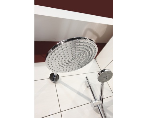 Brausegarnitur mit Kopf- und Handbrause im Badezimmer