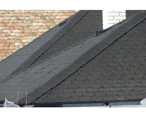 Draufsicht auf ein Dach mit Bitumenschindeln