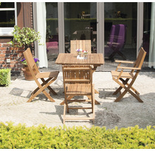 Gartenszene mit Holztisch und Holzstühlen auf Terrasse