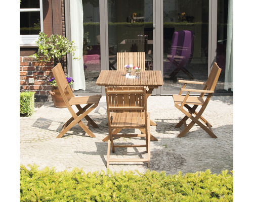 Gartenszene mit Holztisch und Holzstühlen auf Terrasse