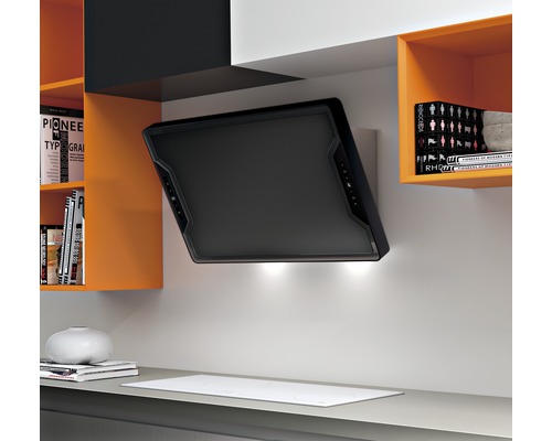 Wandhaube in einer modernen Küche mit orangefarbenen Regalen