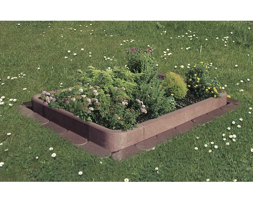 Hochbeet aus Betonsteinen im Garten