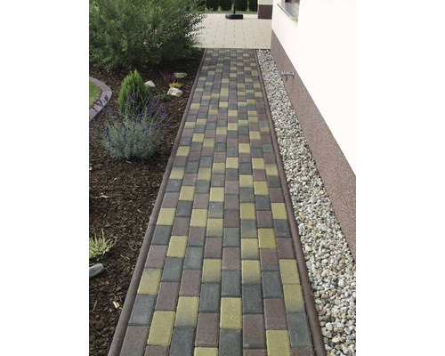 Gartenweg aus quadratischen Pflastersteinen