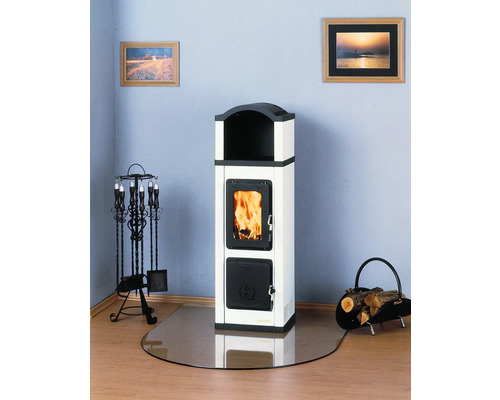 Kaminofen im Wohnzimmer mit Kaminbesteck und Holzkorb