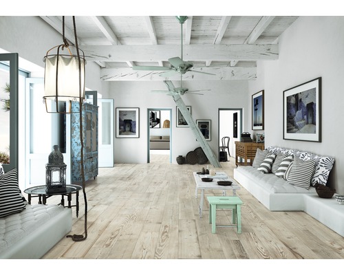 Heller, offener Wohnraum mit Holzboden, Sofa und dekorativer Beleuchtung