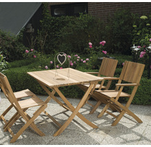 Gartenszene mit Holztisch und Stühlen auf einer Terrasse