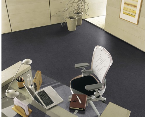Büro mit Schreibtisch, Bürostuhl und dunklem Bodenbelag