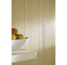 Holzpaneele mit Schale mit Zitrusfrüchten auf einem Regal