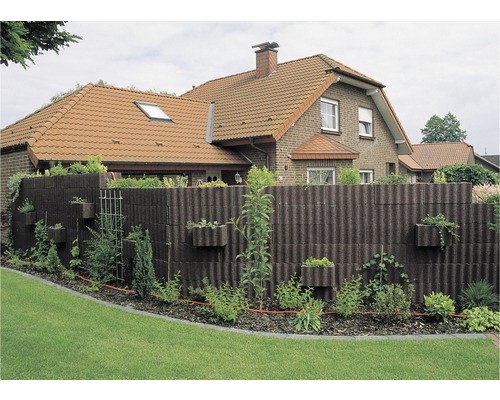 Garten mit einer Sichtschutzwand aus Beton und integrierten Pflanzkästen