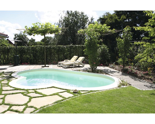 Garten mit Pool, Liegestühlen, Holzterrasse und Grünflächen