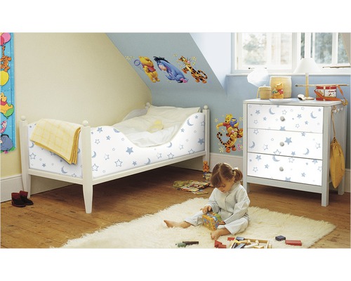 Kinderzimmer mit Bett, Kommode und Wandstickern von Winnie Puuh