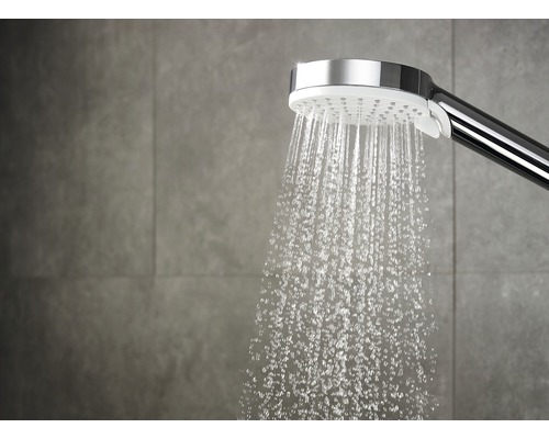 Handbrause mit Wasserstrahl im Badezimmer