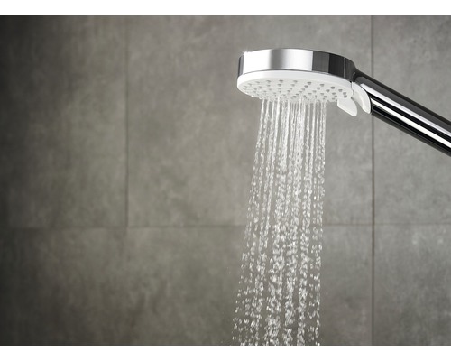 Handbrause mit Wasserstrahl im Badezimmer