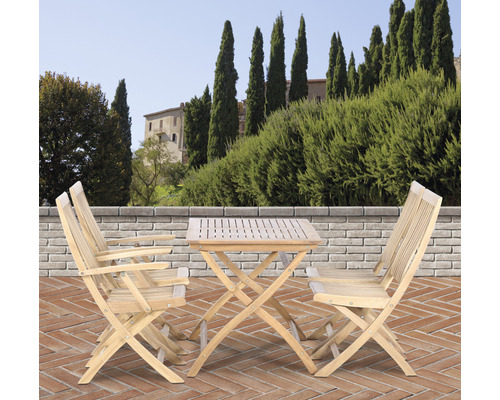 Gartenset mit Tisch und Stühlen aus Holz im Außenbereich