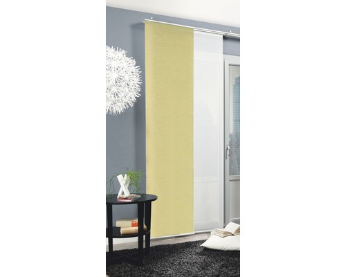 Dekoratives Wohnambiente mit Schiebegardine, Beistelltisch und Teppich