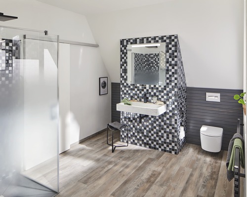 Modernes Badezimmer mit Dusche, Waschtisch, Spiegel und Toilette unter einer Dachschräge