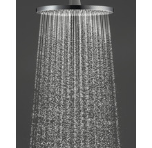 Regendusche mit Wasserstrahl