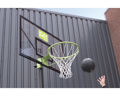 Basketballkorb mit Ball und Netz vor einer Wand