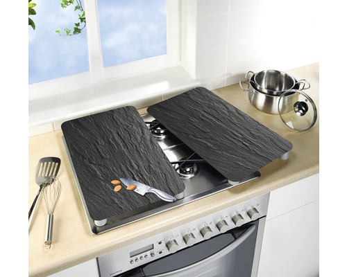 Herdabdeckplatten aus Schiefer auf einem Herd mit Küchenutensilien und einem Messer